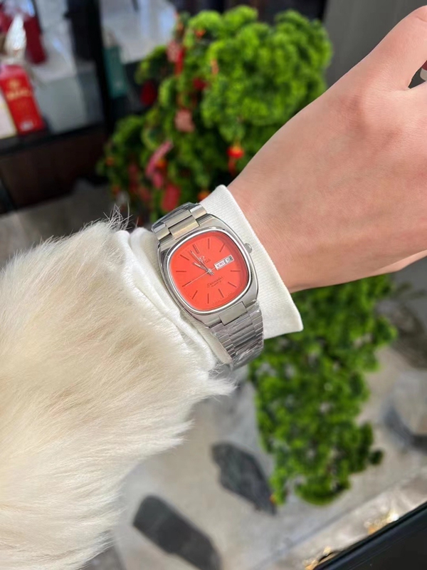 オメガ時計側面デザイン